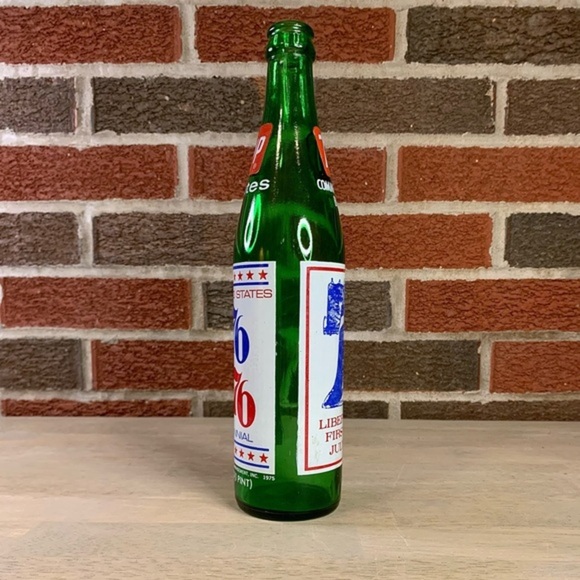 7Up Salutes Commemorative 1776 1976 Bicentennial Liberty Bell Green Glass Bottle - Picture 2 of 9